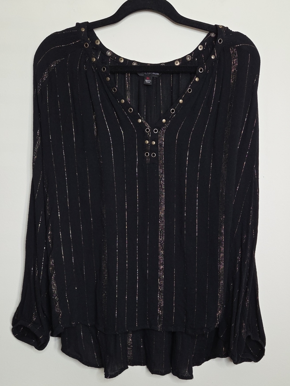 Rock & Republic Black Long-Sleeve V-Neck Top with Metallic Pinstripes
